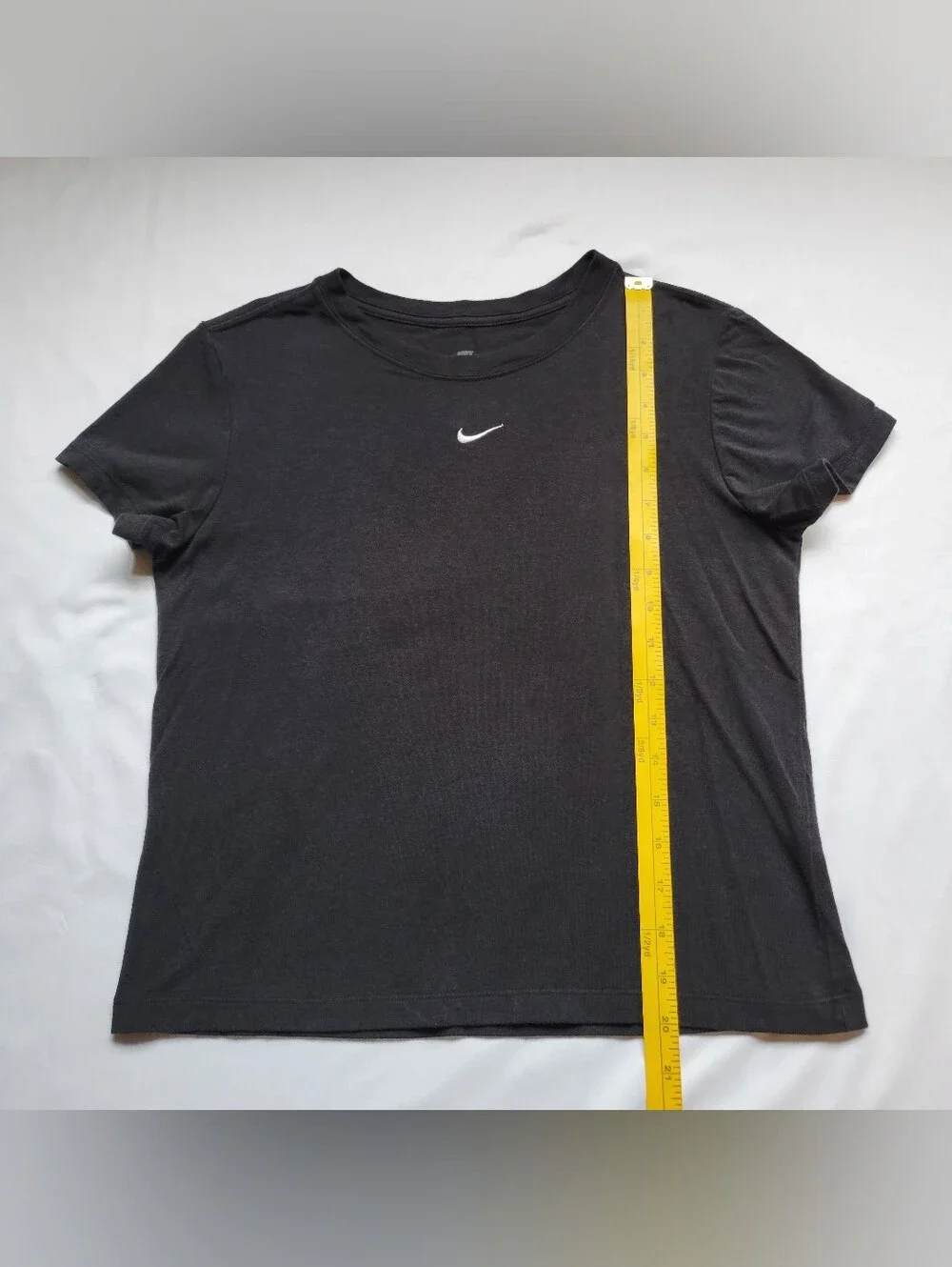 Nike Cropped Athletic Slim Fit Tee Womens Medium With Embroidered Logo Black